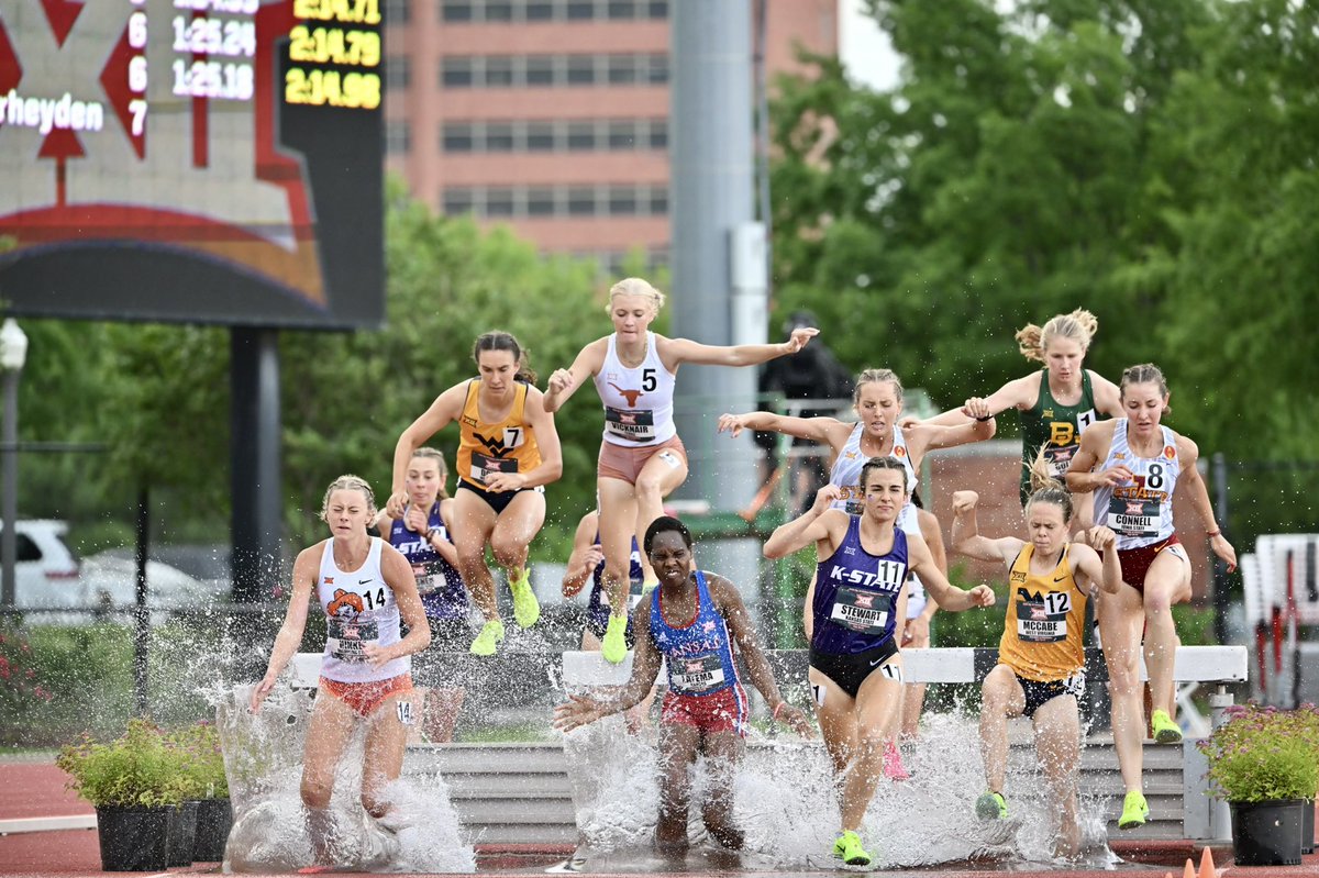 𝘣𝘰𝘰𝘮. 

Janette Schraft claims the bronze medal in the 3K steeplechase with 10:21.92 and Kiki Connell placed fifth in 10:29.97! 10 team points added. 

#CycloneSZN
