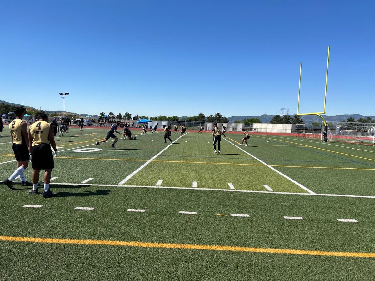 KnightHawksFB1's tweet photo. A few images from this morning. #BlacknGold #7on7 #Knightime https://t.co/w6z9HBkR4P