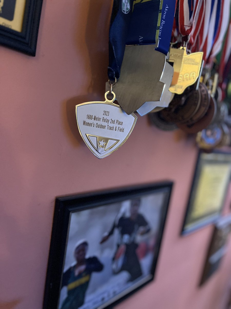 barker0314's tweet photo. I went and got one @Steelers26_2020!!! I miss you dearly! Doing me best to make you proud! 💕💕💕💕 #1040Griffs #BGSUFalcons 4x400 https://t.co/Acbq2dyS4o