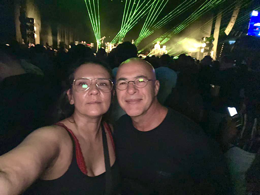 LulaMarques's tweet photo. Absurdo.! A legião Urbana marca o show deles para 20:00 horas e estão atrasados quase duas horas. Falta de respeito com os seus fãs https://t.co/r7cqCyWS46