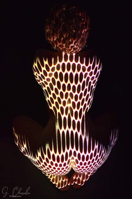 ClintK64's tweet photo. Tricks of light and shadow #HappenedWhileUndressing https://t.co/j1jvRYHvIM