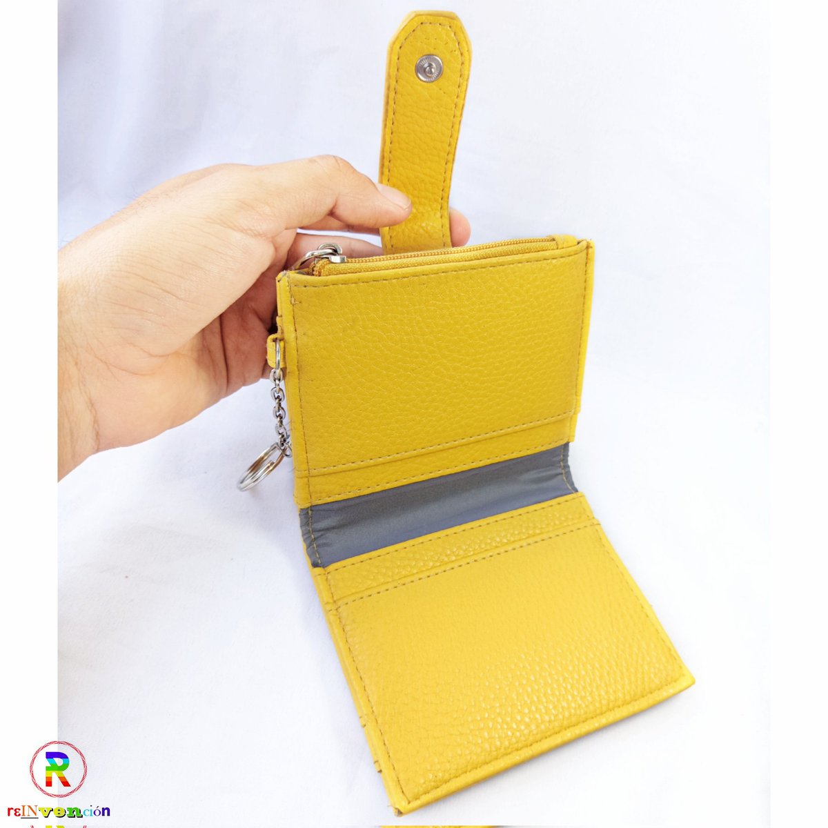 ReinvencionRopa's tweet image. ✨ Billetera amarilla #KennethCole con múltiples compartimentos para tarjetas, documentos, billetes y monedero con cierre.
Medidas 10x12 cm

#OFERTA 27 SOLES 💥💥💥

📦 ENVÍOS A TODO EL PERÚ 🇵🇪