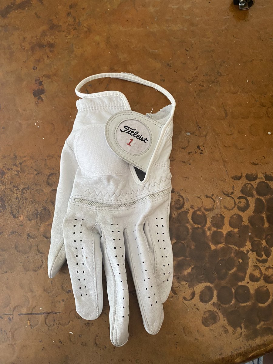 Mateo_johnson67's tweet photo. @Titleist brand new glove is ripped. Should I switch to Callaway? https://t.co/ZJSkaOUR5W