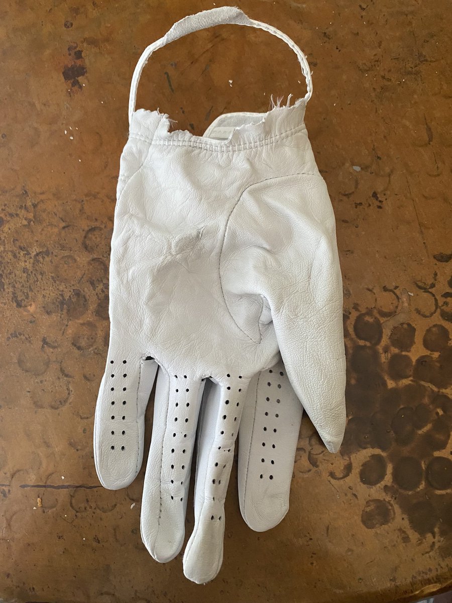 Mateo_johnson67's tweet photo. @Titleist brand new glove is ripped. Should I switch to Callaway? https://t.co/ZJSkaOUR5W