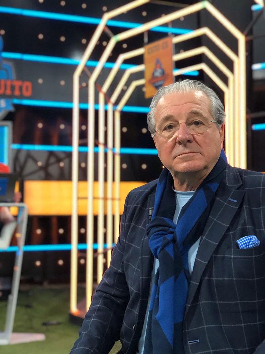“La jugada del segundo gol a Francia es la jugada más importante en la historia del fútbol mundial. No he visto un gol en mi vida con esa rapidez. Utilizar los 105 metros de largo y los 65 de ancho, cambios de orientación…

Todo a un toque. Solamente Leo tuvo la autoridad de