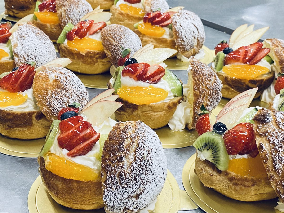 sumiyosiya's tweet photo. 【母の日】フルーシューケーキ
母の日限定でご用意しております！
雨も上がったようですので、今のうちのご来店をおすすめします♪ https://t.co/3YGVzmlbUU