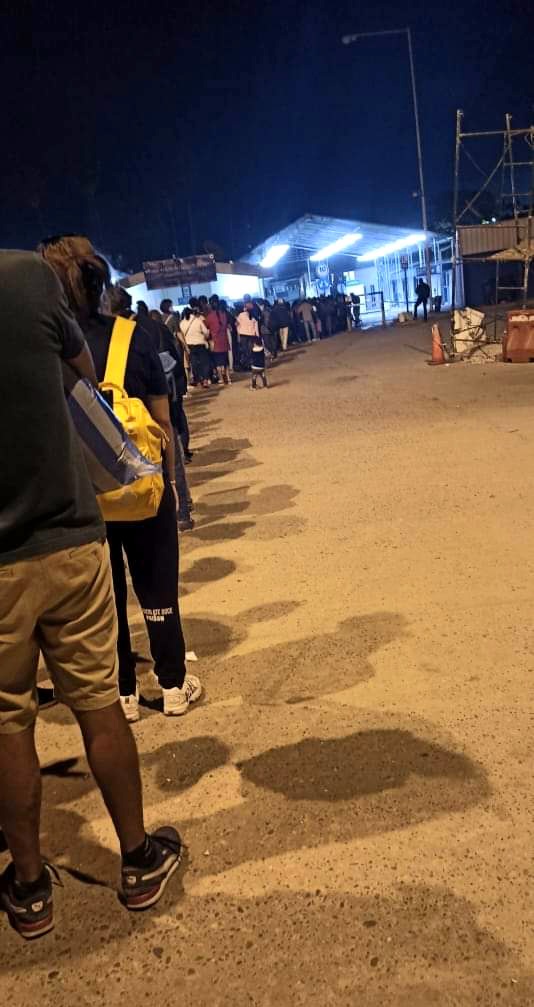 danieldiazz's tweet photo. #Elecciones #SaltaElige
#AHORA
Puente internacional Salvador Mazza salta
A horas de que comiencen las elecciones en Salta, hay gran cantidad de personas haciendo fila para hacer migraciones de Bolivia a Argentina https://t.co/vWYGQzzu0D