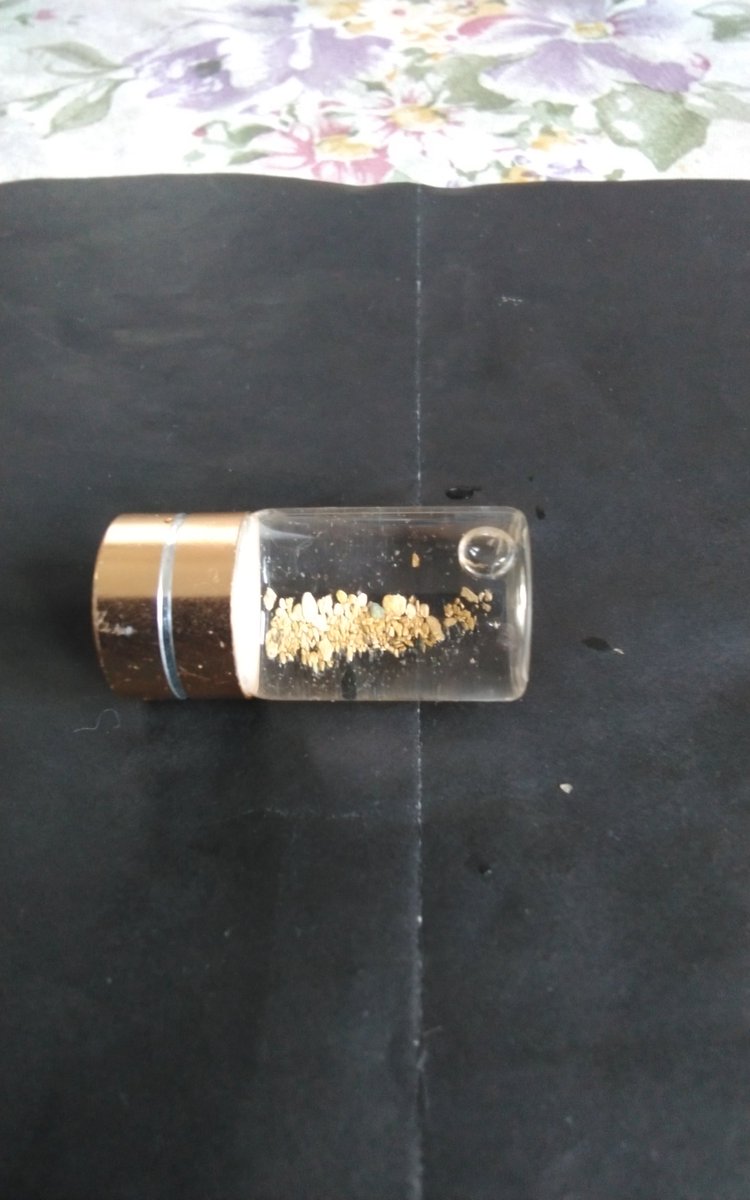 昨日師匠とOさんの3人でいつもの川に行って参りました。以前よりきなっている場所があったので今回はその場所を集中的に掘りました。久しぶりに小さいですが採れたので満足な１日となりました。