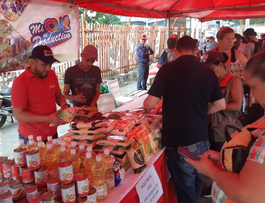 Cuspal_CA's tweet photo. Gracias al trabajo articulado entre #Cuspal y  los #Clap las comunidades Guariguacay 1 y 2 de la parroquia El Valle #Ccs  pudieron adquirir a precios asequibles productos alimenticios de calidad
#RespetoALaSoberanía https://t.co/z2JSNjFF6X