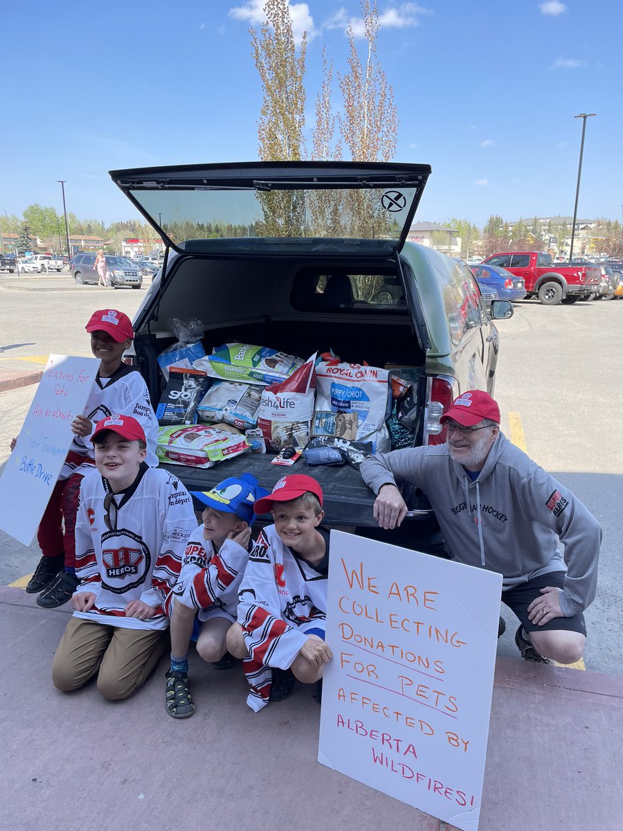 A reminder that being a hockey player means that you are a good teammate on and off the ice, and that you give back to your community. @heroshockey #YYCsuperHEROS helped @ParachutesP with another pet food drive at #PetValu.
#BiggerThanHockey