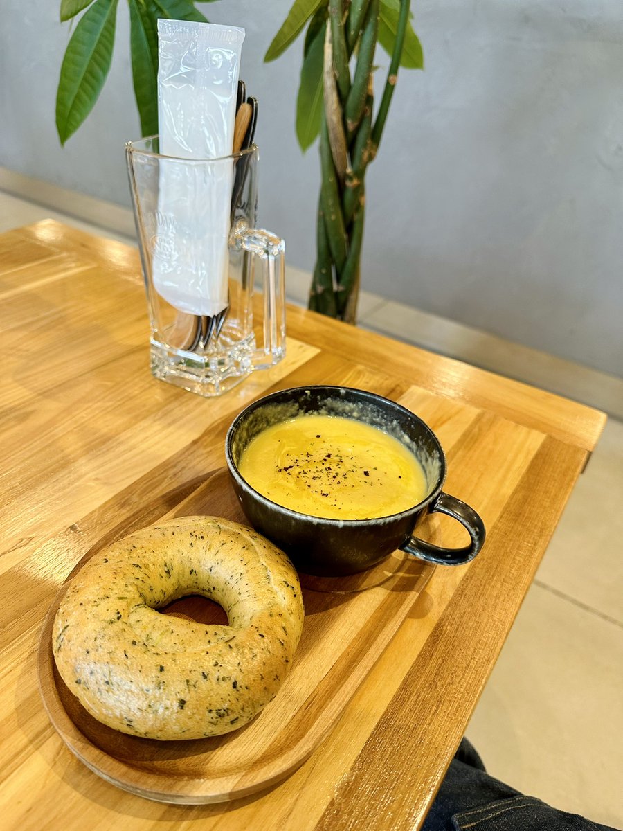 switchbackj's tweet photo. おはようございます⛅️
☕️🥯🍲
#ベーグル
#コーンスープ
#カフェラテ
#朝食
#モーニング
#朝活
#halocafe https://t.co/SKx5gfv7it