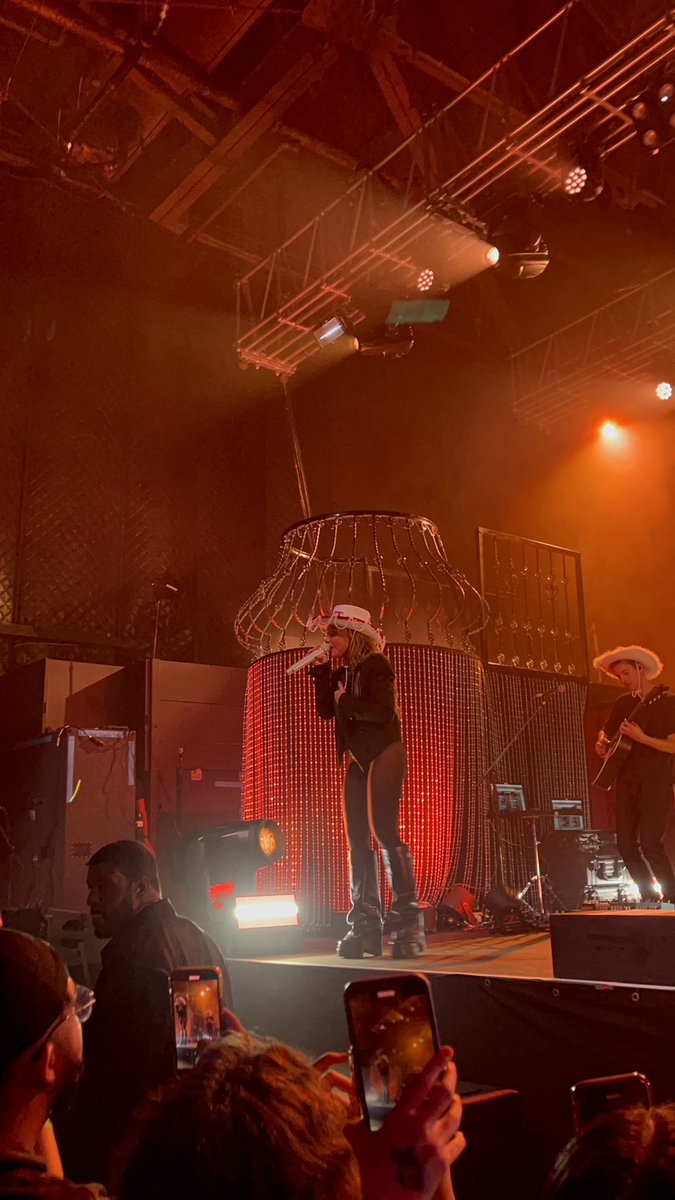 dinnerpartay's tweet photo. #EmailsICantSendTour #EICSPhiladelphia #EICSPhilly https://t.co/DbW5bkIrtb