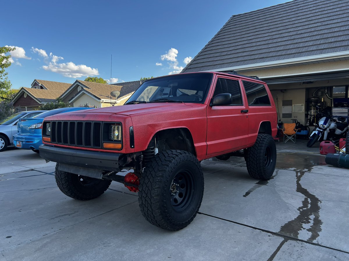 teej_funk's tweet photo. @boogietmusic That’s sweet! This was my 99 XJ before I got rid of it. She was a 2 door, 4x4, with a manual trans. I miss it a lot and I’m lowkey thinking about buying another. https://t.co/z632pQPH2C