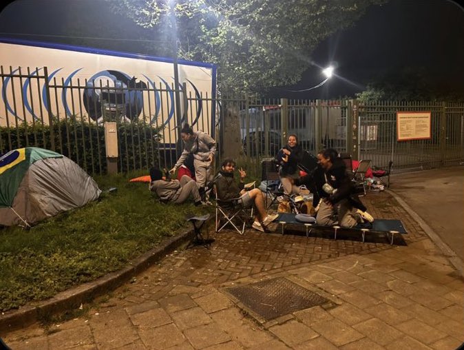 beyonceaccess's tweet image. Fãs brasileiros já estão na fila para o show da Beyoncé em Bruxelas desde cedo. O show acontece neste domingo às 15h da tarde, horário de Brasília. 🇧🇪 #RenaissanceWorldTour