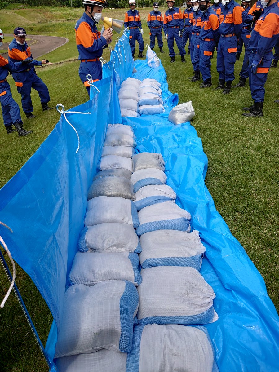 MyokoShobodan's tweet photo. 【新井:水防講習】
今回の担当は「#改良積み土のう工法」です。
風の強いなか、来週の本番に向けて、一通りの練習を行いました。
#妙高市消防団
#水防訓練講習会
#新井方面隊 https://t.co/ibV43oTCL3