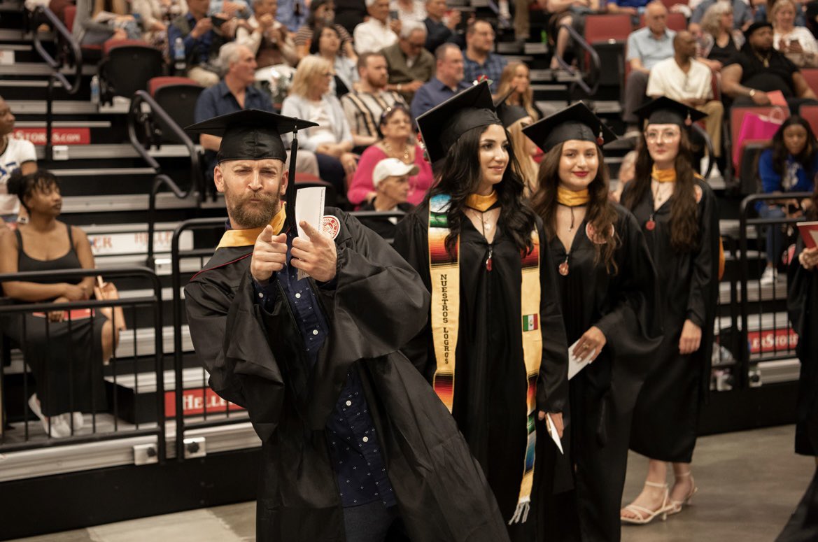 DuffrinTyler's tweet photo. Another graduation, another cool pic of me taken by a professional photographer. https://t.co/5DJuhaVWnR