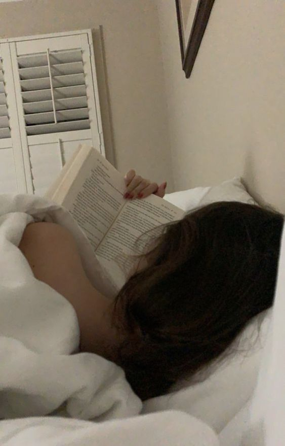 heart_doe's tweet photo. ♡ — build an outfit: #booktwt edition https://t.co/TRIGMHlrFc