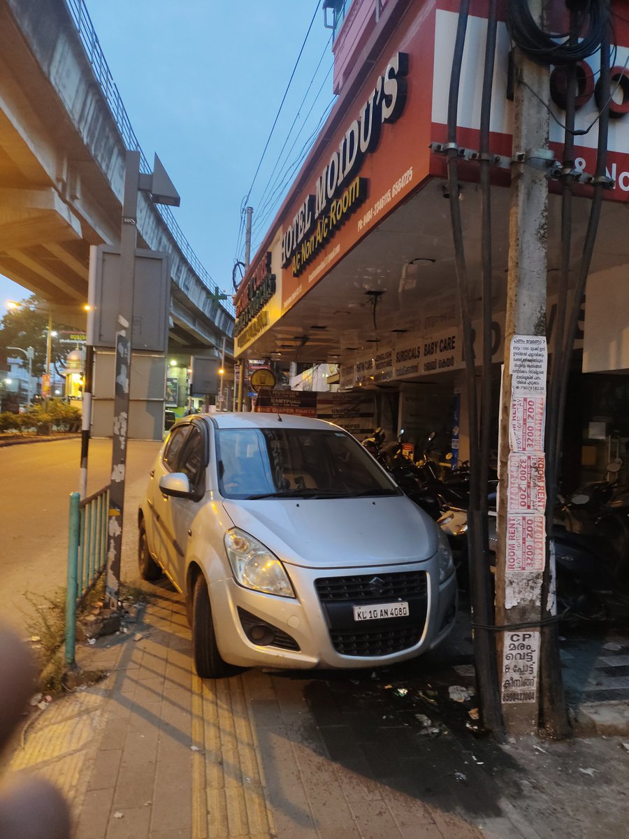 DevrajCS's tweet image. പാലാരിവട്ടത്തെ കാൽനടപ്പാതയാണ്. സമയം 6 11 am  (14.05.2022). KSEB കാര്യാലയത്തിന് തൊട്ടടുത്ത് കാൽനടപ്പാത കയ്യേറി പാർക്ക് ചെയ്തിരിക്കുന്ന വാഹനത്തിൻറെ ദൃശ്യമാണ്. ഒരു ഹോട്ടൽ  മൊയ്തുവിന്റെ മുൻപിൽ ആണ് പാർക്കിംഗ്. 
#cochincorporation 
#keralapolice 
#trafficpolicecochin 
#cochinmayor