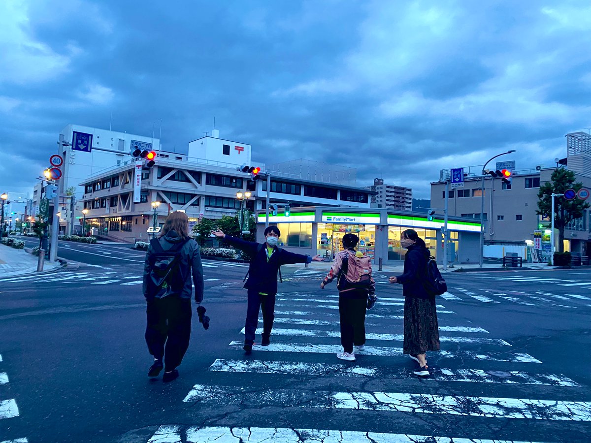 bboobbaa's tweet image. #RubyKaigi2023 数時間前、お店やってないからファミマの前で飲んでた