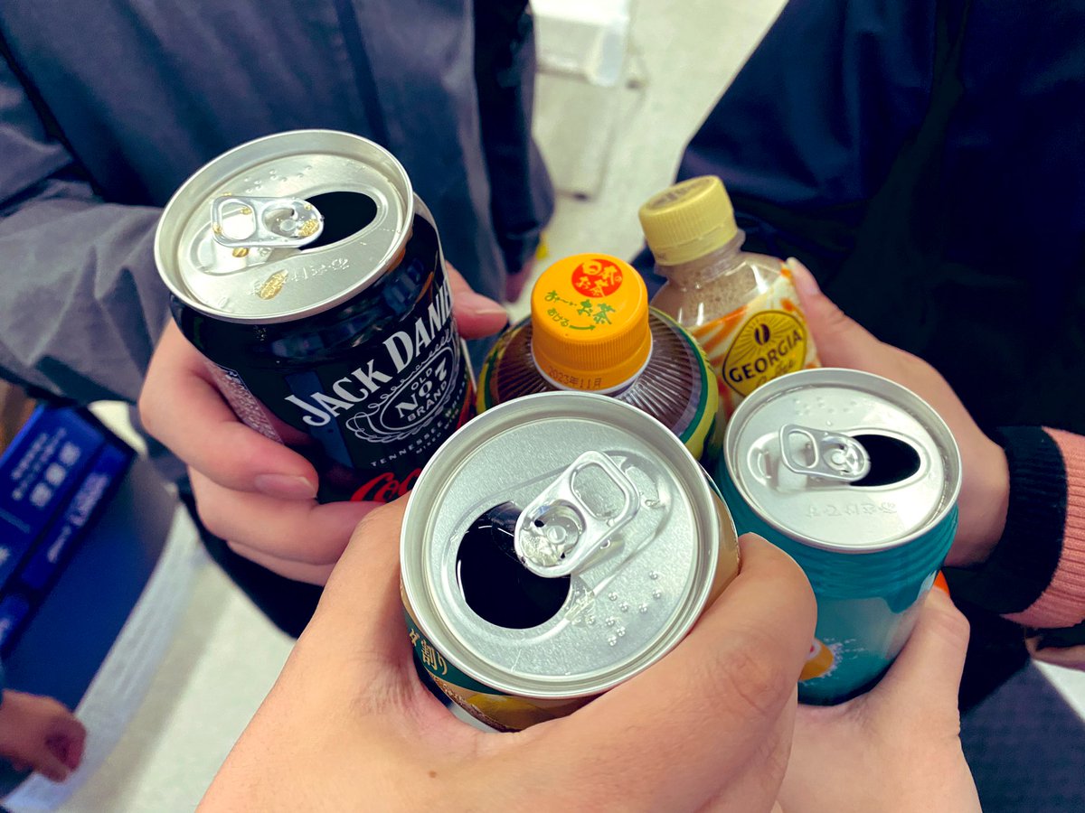 bboobbaa's tweet image. #RubyKaigi2023 数時間前、お店やってないからファミマの前で飲んでた