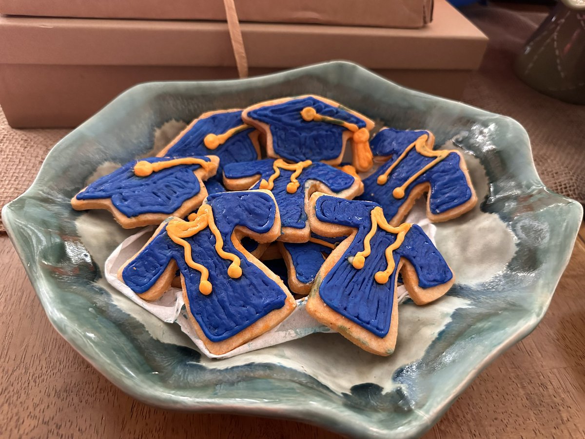 Cheryl_Rebel's tweet photo. UT Martin themed cookies by @Kelley_Rhoades #AuntKikis 🧡💙 Hit of the party and served on #McCartyPottery! https://t.co/fjvftmtaTs