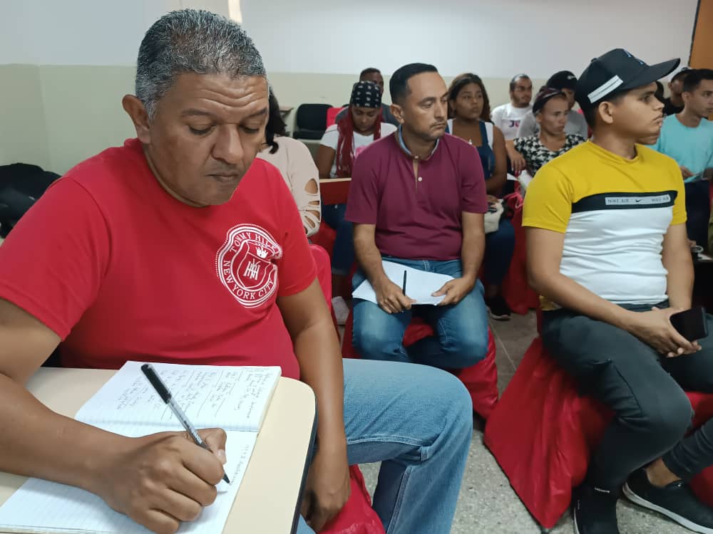 ComLegislativos's tweet photo. La 1era, 2da y 3era avanzada de los #ComunicadoresLegislativos reciben formación permanente en materia de manejo de las redes sociales generando así nuevos métodos y estratégias para seguir dando la batalla comunicacional
#ComunicadoresLegislativos
#RespetoALaSoberanía https://t.co/s2XhnQR0Gk