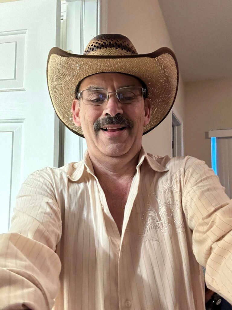 Ready to go dancing 💃 🕺 who’s coming 
Hay te watchooooo Ruben Yan Sr. instagr.am/p/CsNERN5NLGc/