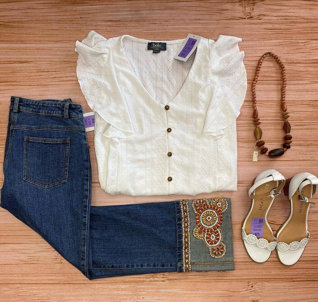 Todays outfit of the day is perfect for this beautiful weather! Happy Saturday!!!😊🌻🌿 
Dm us to buy now and pick up later! instagr.am/p/CsNDe96JYE9/