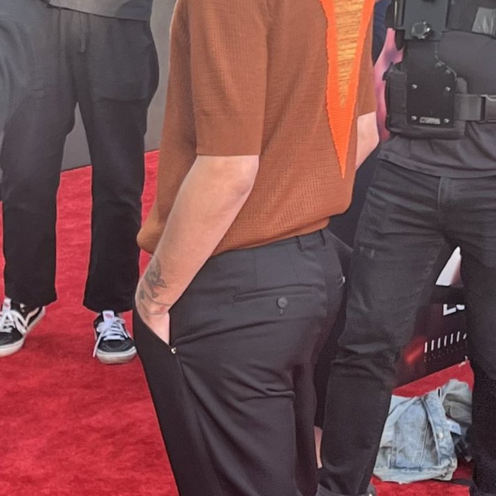 headdline's tweet image. everything's changed outside but i feel the same inside