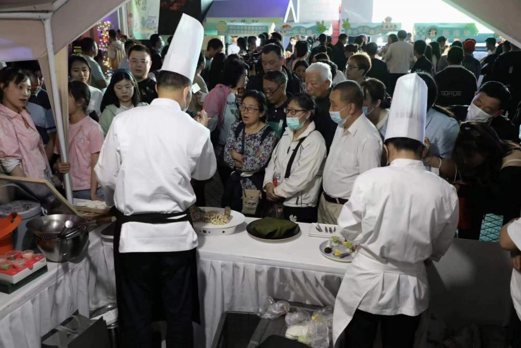 ShanghaiEye's tweet photo. #Shanghai’s neighboring city of #Suzhou launched a food festival on Friday night, making #food one of its biggest attractions for this year's #DoubleFive Shopping Festival, which was initiated in Shanghai and spread over the #Yangtze River Delta region. https://t.co/uAeWQmTUtE