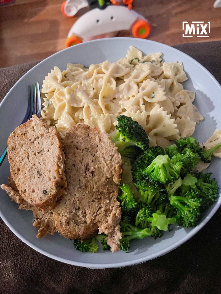 nycmixing's tweet photo. Homemade // Meatloaf + Bow Tie Pasta + Steamed Broccoli (Blog Post: https://t.co/vZUwNr9IlX)  homemade,meatloaf,bow tie pasta,pastapasta,pastalover,creamy pasta,pasta https://t.co/tzAVpBW1C3