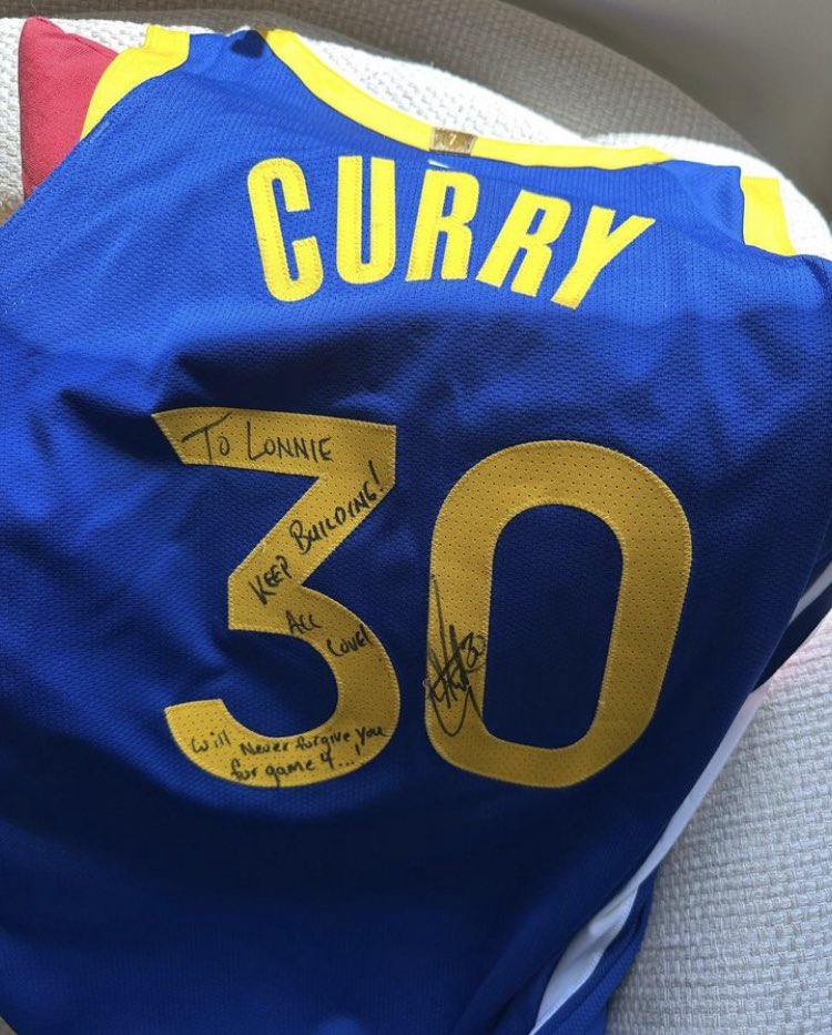 [情報] Curry 給走路草的簽名球衣