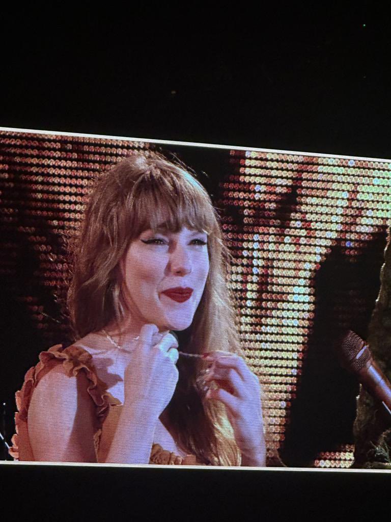 ⠀⠀⠀⠀⠀  

⠀ ㅤ        ㅤ   𝓽𝖺𝗒𝗅𝗈𝗋 𝓼𝗐𝗂𝖿𝗍   ' 
ㅤ        · 🎙️ › 𝐓𝐇𝐄 𝐄𝐑𝐀𝐒 𝐓𝐎𝐔𝐑  𓂃  

ㅤ