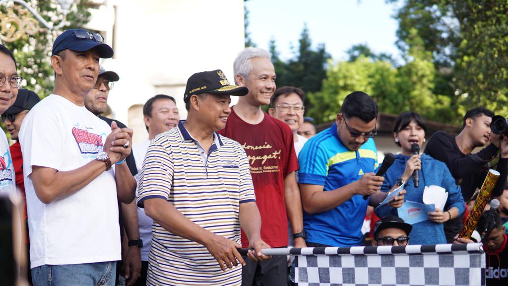 Calon Presiden PDI Perjuangan Ganjar Pranowo olahraga pagi di Lapang Gasibu Kota Bandung, Minggu (14/5) pagi.

Ganjar yang mengenakan kaos merah bertuliskan Indonesia Menggugat ini lari pagi sambil menyapa warga Bandung.

#MenangkanGanjar
#GanjarDulurJabar