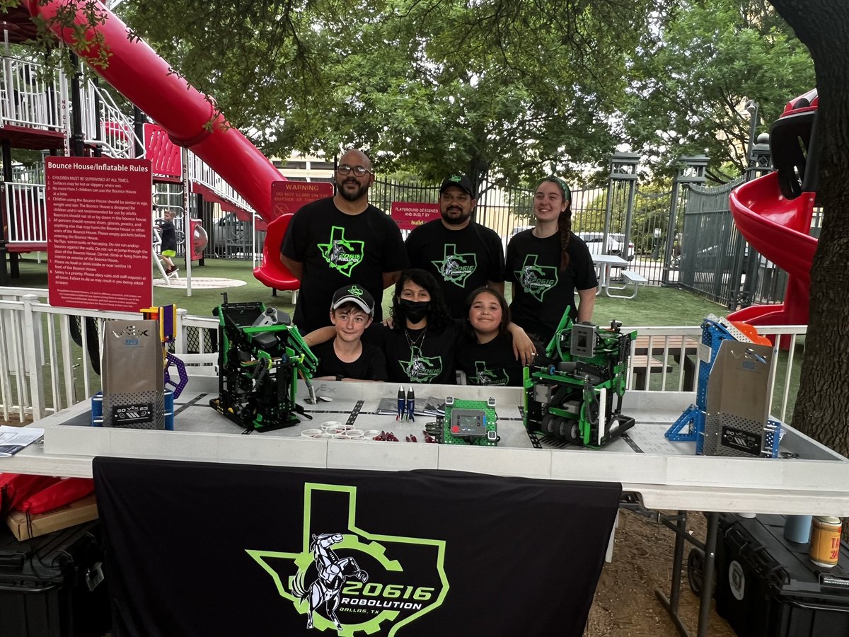 MrRiveraRobotic's tweet photo. #stemnight #RoughRiders #dallasschool #robolution https://t.co/SFaoVtpXaA
