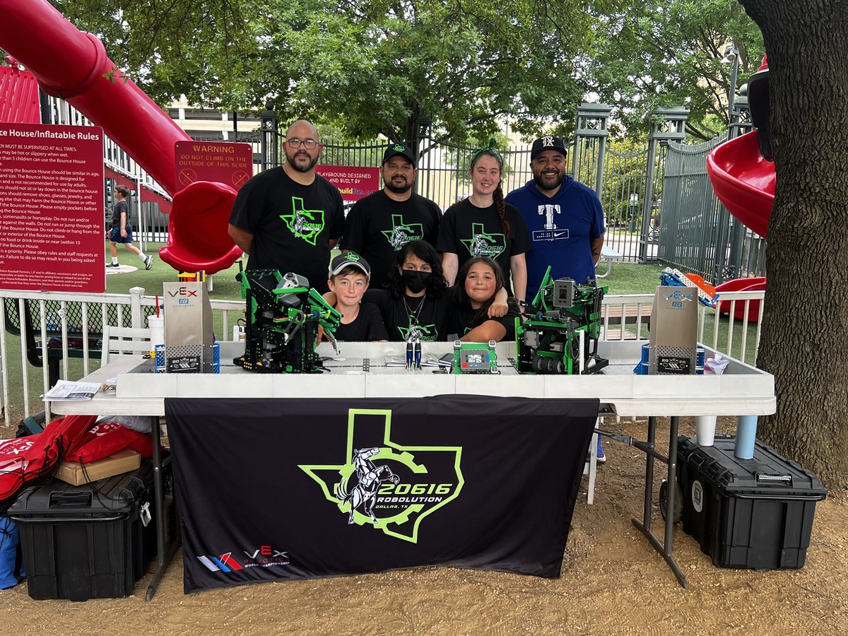 MrRiveraRobotic's tweet photo. #stemnight #RoughRiders #dallasschool #robolution https://t.co/SFaoVtpXaA