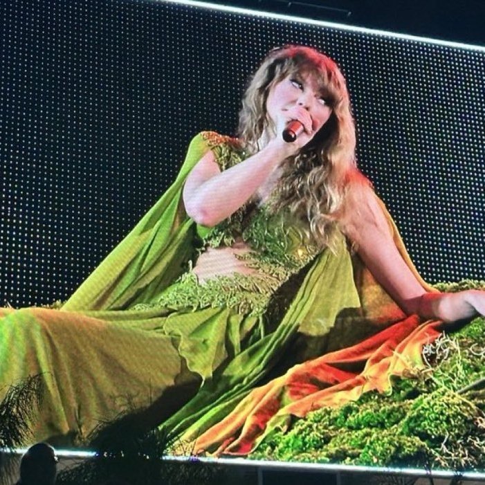 updateswiftbr's tweet photo. NOSSA FADINHA FAVORITA! 🧚🏼‍♀️💚 https://t.co/B2CduOXy2p