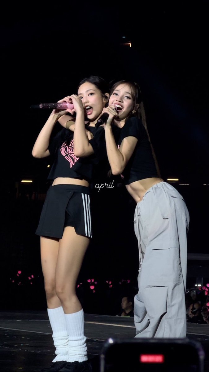 lalisatorta's tweet photo. jenlisa <3 https://t.co/MDmXLyLJdC