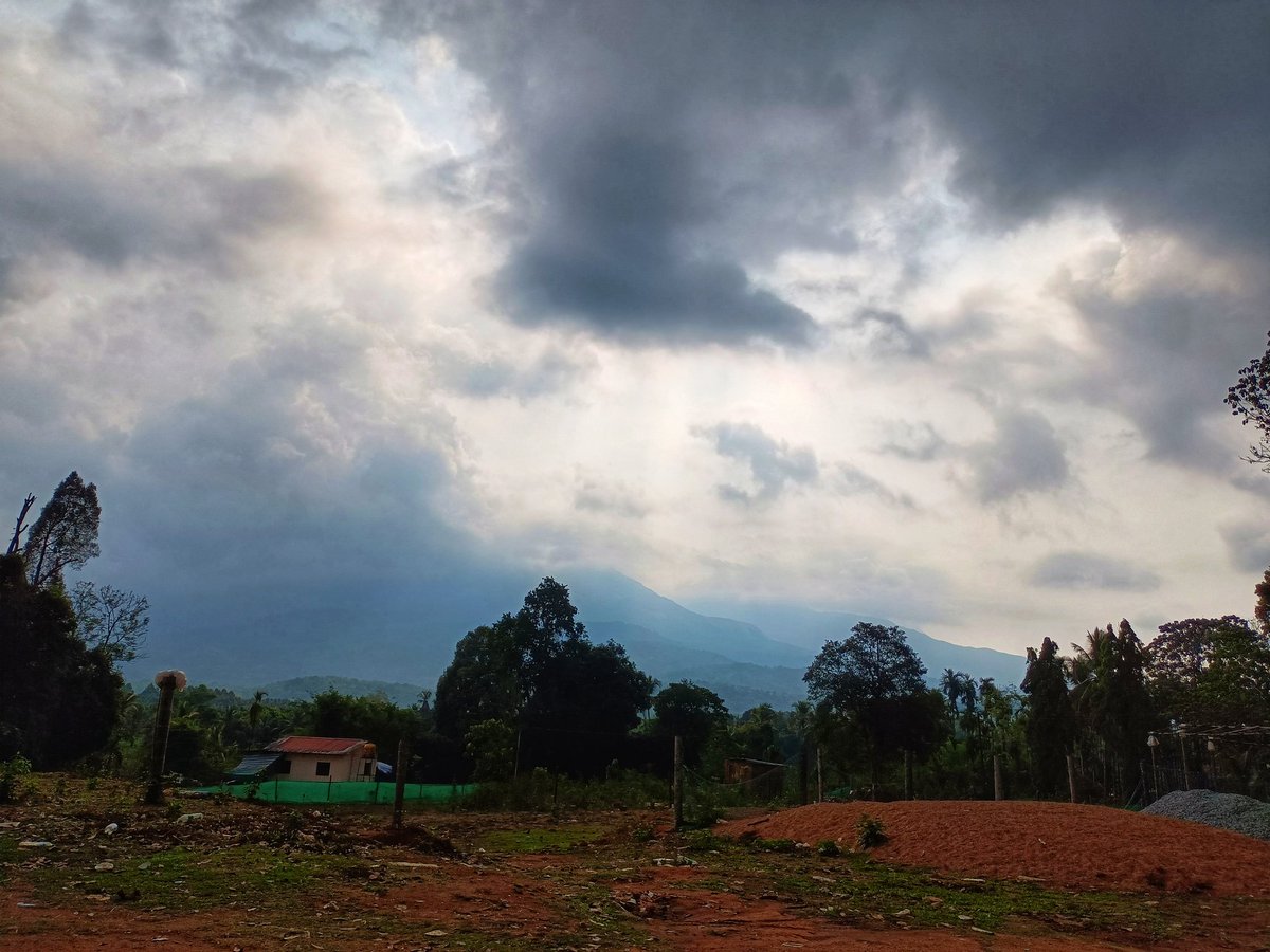 nkhsocial2015's tweet photo. When clouds bombard hills

#naravi #belthangady https://t.co/tPVkmMrfvC