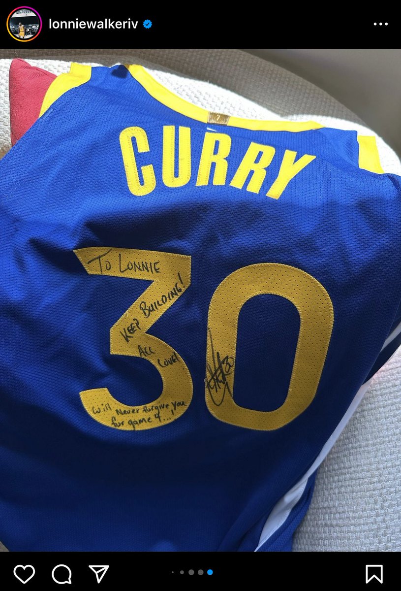 TheHoopCentral's tweet photo. Steph’s message on a signed jersey for Lonnie Walker:

"Will never forgive you for Game 4.” 😂 https://t.co/scxvwTQWmE