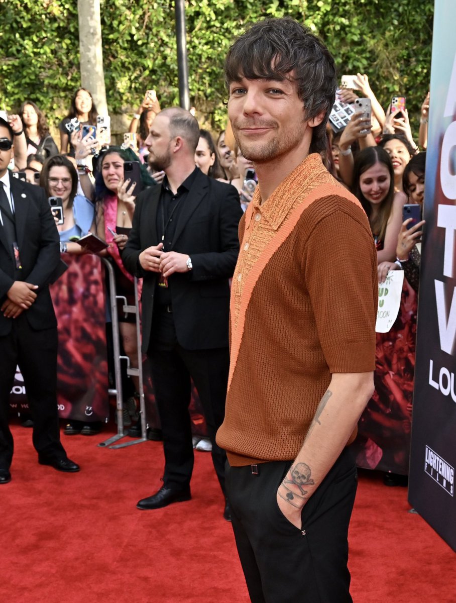 LouisArgHQ2's tweet photo. Fotos HQ de Louis en la alfombra roja con Charlie hace un rato!!😍😍

#AOTVLiveFromLA #AllOfThoseVoices https://t.co/3RcFyz728b