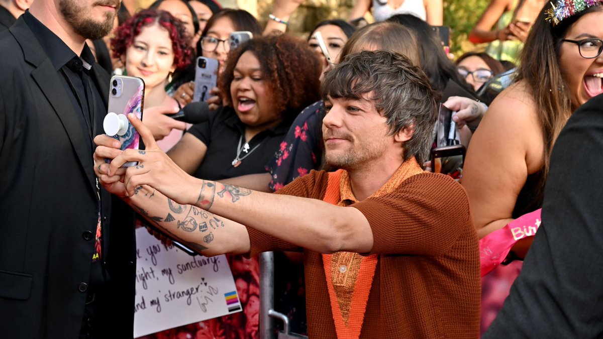 LouisArgHQ2's tweet photo. Louis sacándose fotos con las fans en la alfombra roja!!😍😍

#AOTVLiveFromLA https://t.co/zW9OX71wxF