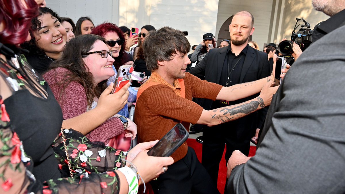 LouisArgHQ2's tweet photo. Louis sacándose fotos con las fans en la alfombra roja!!😍😍

#AOTVLiveFromLA https://t.co/zW9OX71wxF