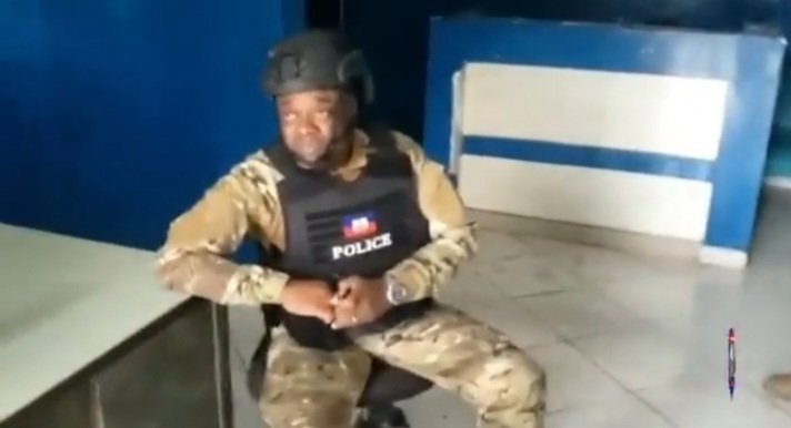 JLMagazine1's tweet photo. Pandan @pnh_officiel ap rapousuiv
operasyon l yo nan Vilaj de Dye, DG a.i polis la vizite jodi samdi 13 me a, sou komisarya Pòtay Leyogán nan, bandi ak zam ki fè pati #5Secondes
te atake nan jou pase yo. Se te okazyon pou Frantz Elbé felisite
epi motive polisye yo. @JLMagazine1 https://t.co/0Q85HoaLUf