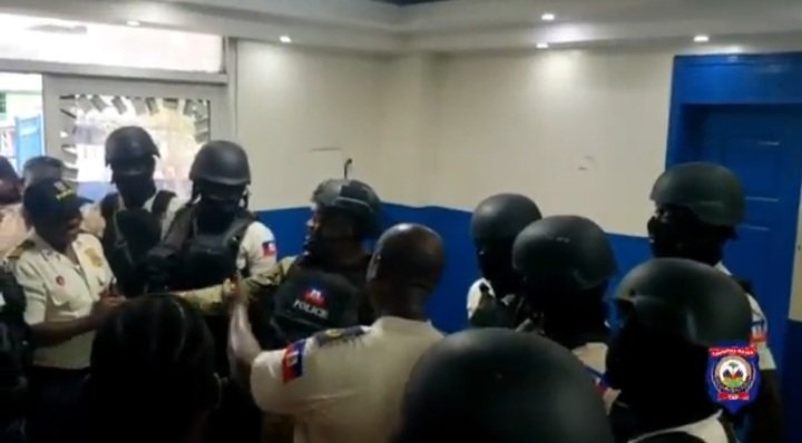 JLMagazine1's tweet photo. Pandan @pnh_officiel ap rapousuiv
operasyon l yo nan Vilaj de Dye, DG a.i polis la vizite jodi samdi 13 me a, sou komisarya Pòtay Leyogán nan, bandi ak zam ki fè pati #5Secondes
te atake nan jou pase yo. Se te okazyon pou Frantz Elbé felisite
epi motive polisye yo. @JLMagazine1 https://t.co/0Q85HoaLUf