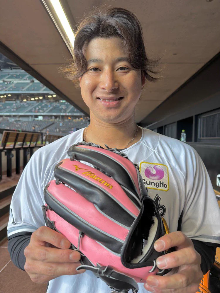ロッテ　　藤岡裕大　バッティンググローブ FwDgriOaAAAvd4M?format=webp&