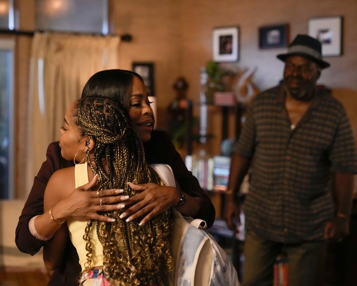 These two get to be mother &amp; daughter on-screen and off ❤️ Happy #MothersDay from #TheRookieFeds!