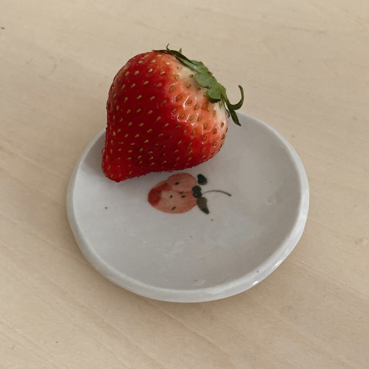 今日もペン入れをするぞ…。これはいちごといちごのお皿🍓 https://t.co/Fuk1jTIuQN
