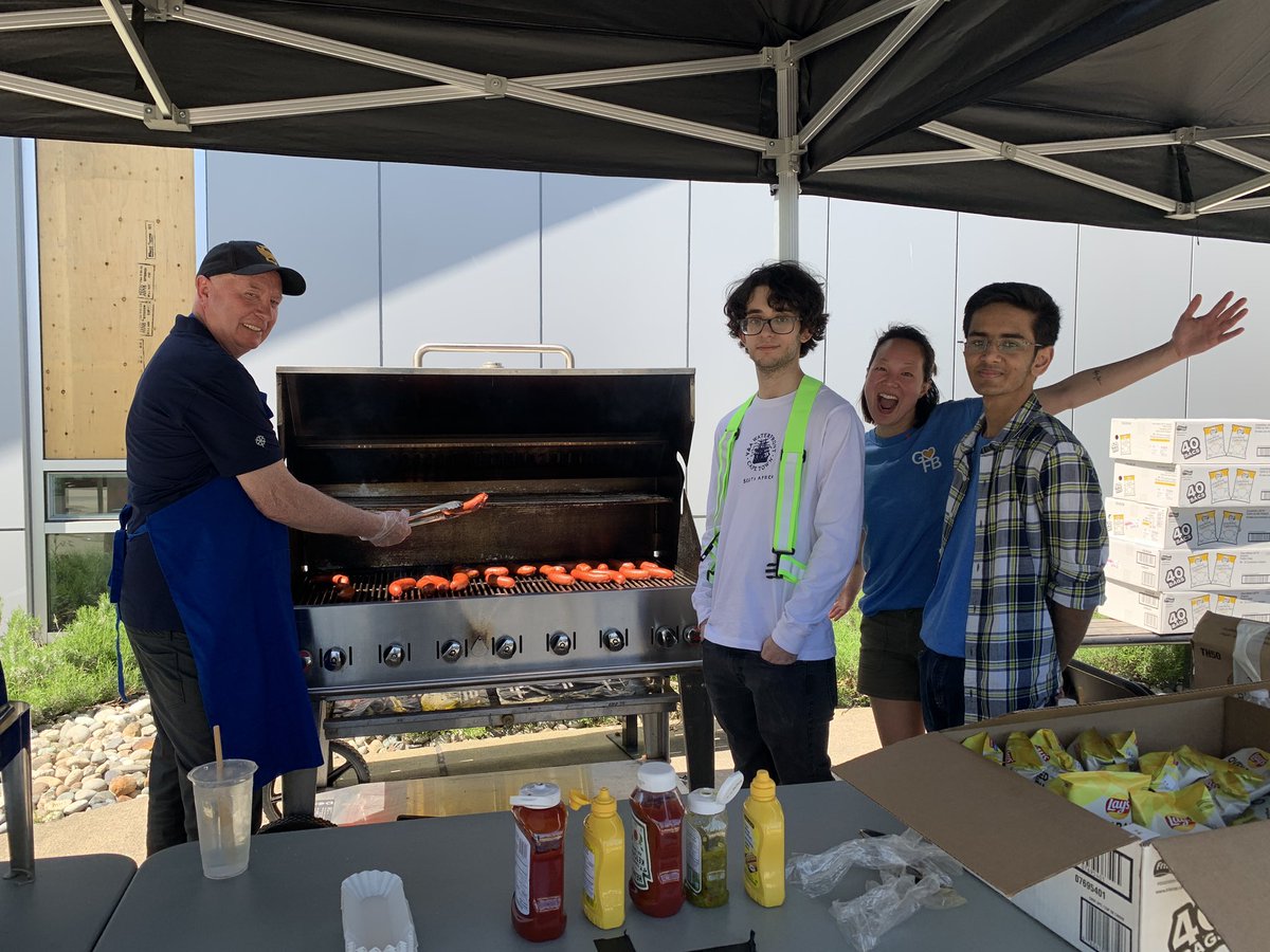 Wonderful to see so many Burnaby residents supporting the @VanFoodBank at our BBQ fundraiser today at the Christine Sinclair Community Centre! There are still three more fundraisers happening this month – and you can donate directly at mayorschallenge.foodbank.bc.ca/fundraiser/bur….