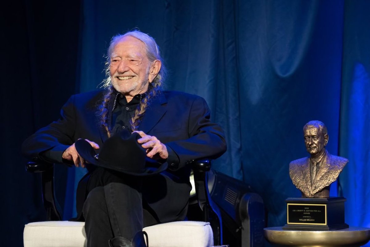 WillieNelson's tweet image. An honor to be honored with the @LBJFoundation Liberty &amp;amp; Justice For All award last night.